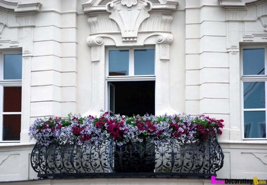 ideen-mit-balkonpflanzen-auf-der-terrasse-petunien-lila