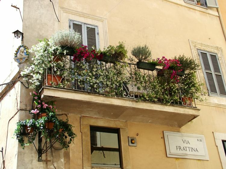 ideen mit balkonpflanzen italien stil blueten weiss pink