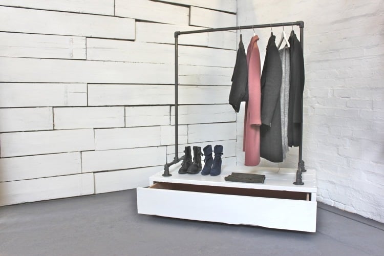 kleiderstaender-design-minimalistisch-weiss-backsteinwand-boden-grau-schublade-schuhe-kleidung