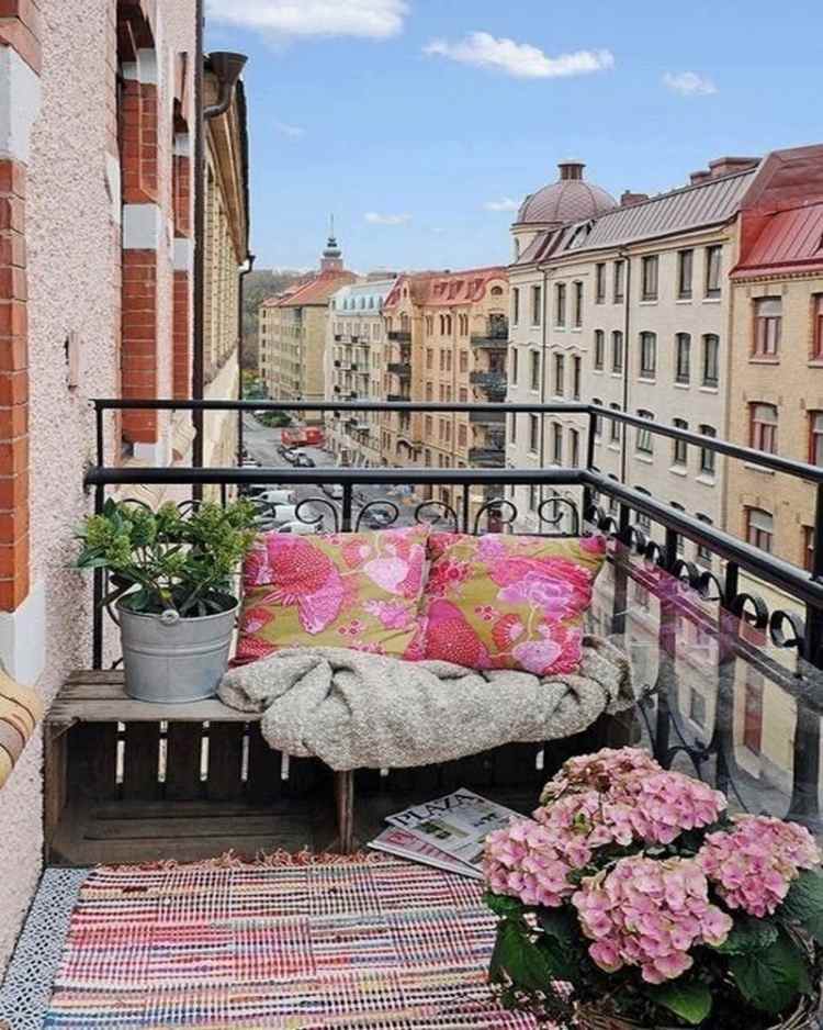 kleinen-balkon-gestalten-ideen-altbau-hortensien-rosa-sitzecke-holzkisten