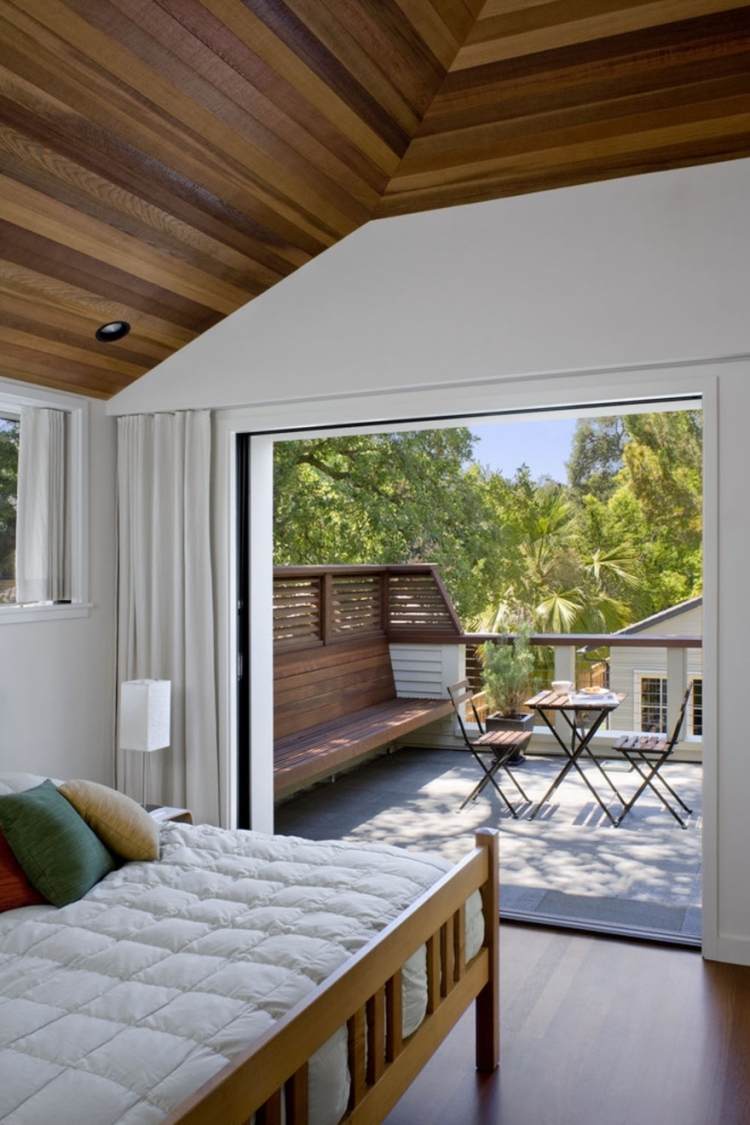 kleinen-balkon-gestalten-ideen-schlafzimmer-terrassentueren-sitzbank-kaffeetisch