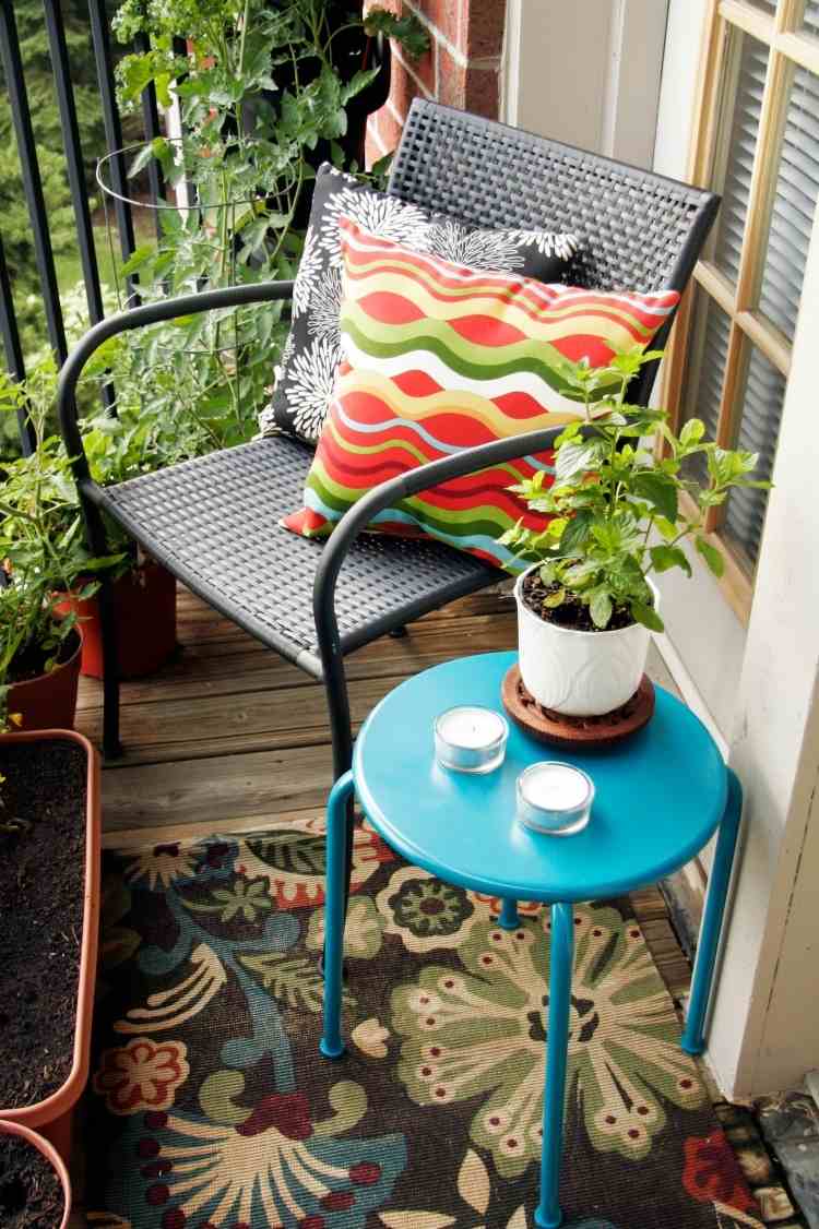 kleinen-balkon-gestalten-ideen-sonnig-farbe-pflanzen-stuhl-laeufer