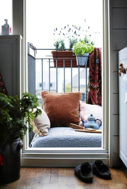 kleiner Balkon gestalten Ideen Boden Kissen asiatischer Stil