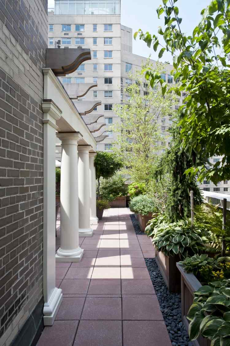 kletterpflanzen-balkon-terrasse-dachterrasse-betonfliesen-stadt-saeulen