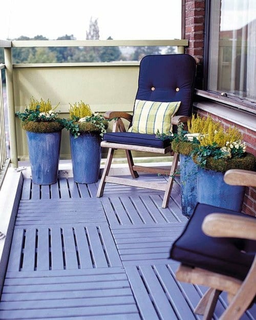  Balkon kreativ gestalten Holz Bodern blaue Farbe