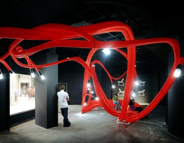 moderne installation von sebastien wierinck rote röhren