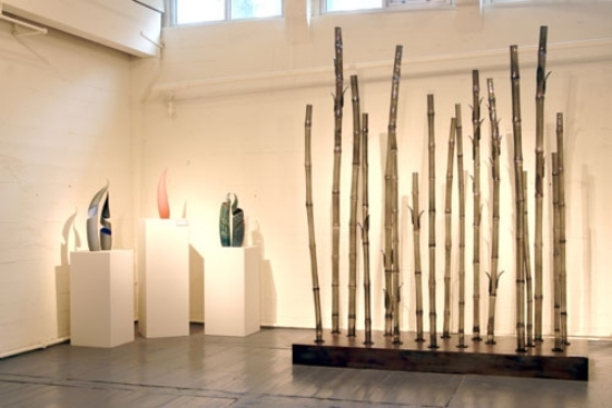 moderne installation aus glas ausstellung skultptur