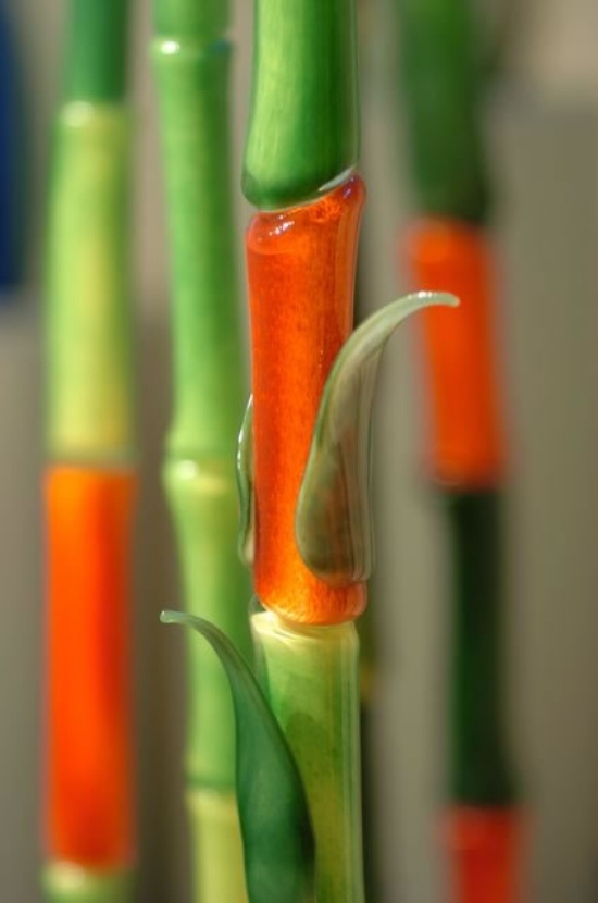 moderne installation aus glas bambus orange