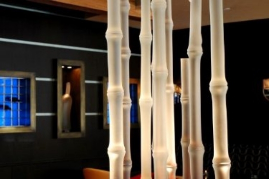 moderne installation aus glas weiß bambus