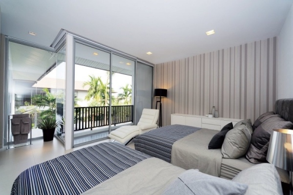luxus villa mit modernem design doppelzimmer streifenmuster