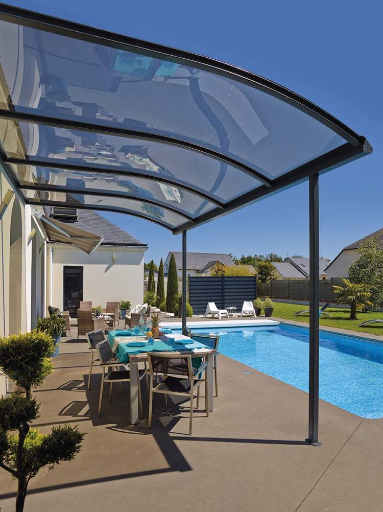 materialien-terrassenueberdachung-aluminium-gestell-konstruktion-plexiglas-pool-tisch-stuehle-garten