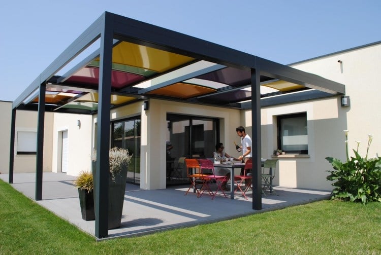 materialien-terrassenueberdachung-aluminium-konstruktion-kunststoff-farbig-paneele-bunt