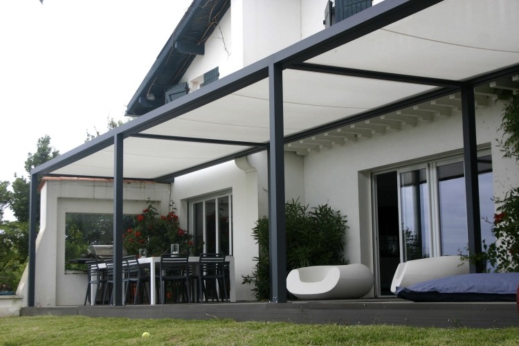 materialien-terrassenueberdachung-metall-pergola-aluminium-pvc-essbereich-lounge