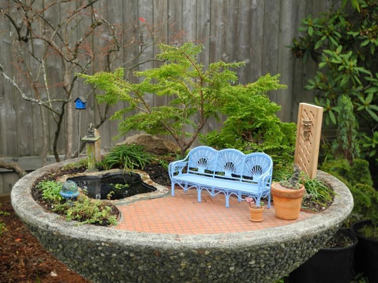 miniaturgaerten in pflanzkuebeln park thema teich sitzbank blau bonsai