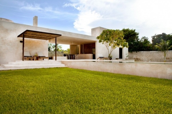 modernes wohnhaus in yucatan mexico grünes gras