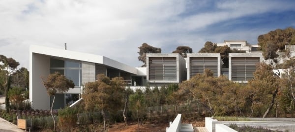moderne luxus villa mit geometrischen formen außenblick garten