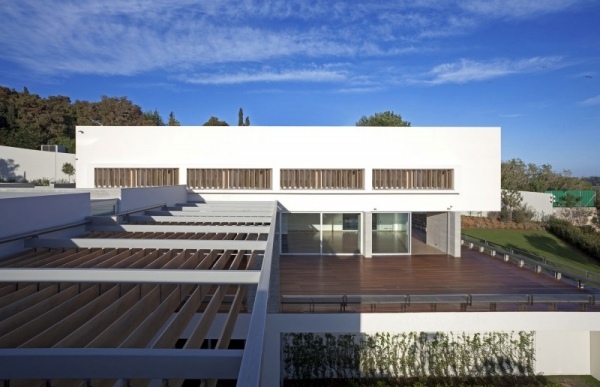 moderne luxus villa mit geometrischen formen dachterasse holzboden