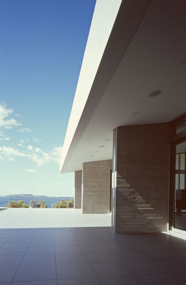 moderne luxus villa mit geometrischen formen große veranda