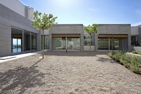 moderne luxus villa mit geometrischen formen innenhof freiraum
