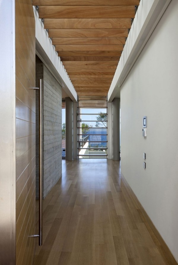 moderne luxus villa mit geometrischen formen korridor holz