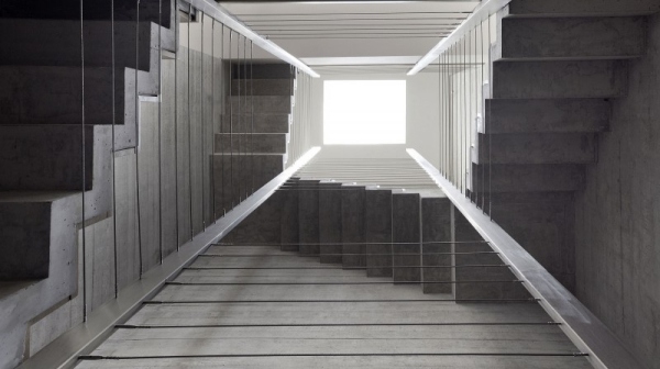 moderne luxus villa mit geometrischen formen oberblick treppen