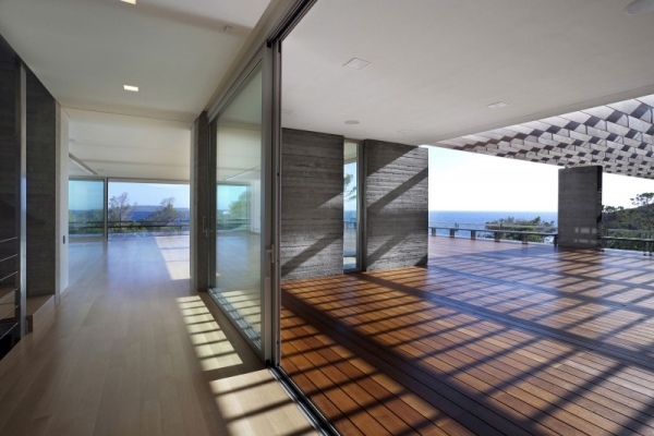 moderne residenz mit geometrischen formen schiebetür glas