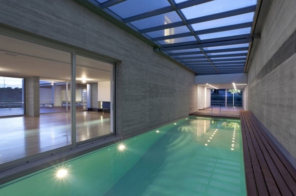 moderne residenz mit geometrischen formen schwimmbad bedeckt