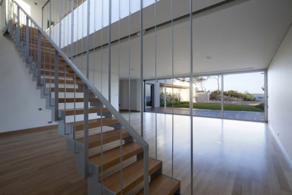 moderne residenz mit geometrischen formen treppen schlicht