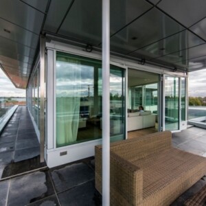 moderne-wohnung-mit-skybox-design-wände-glas