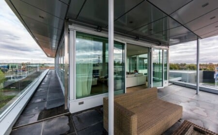 moderne-wohnung-mit-skybox-design-wände-glas