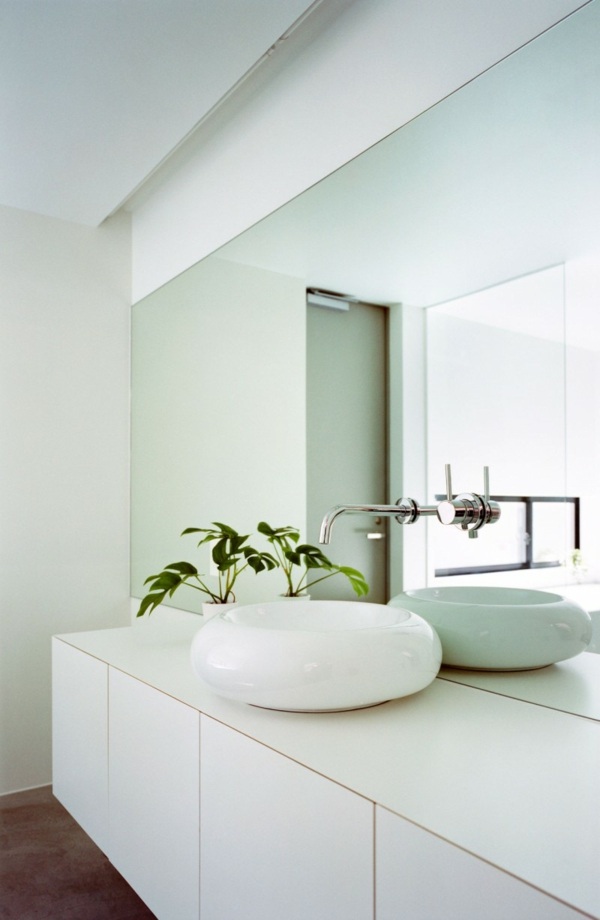 modernes puristisches weißes Badezimmer Möbel