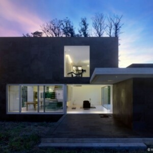 modernes-wohnhaus-spanien-Oscar-Pedros-dunkle-außenfliesen