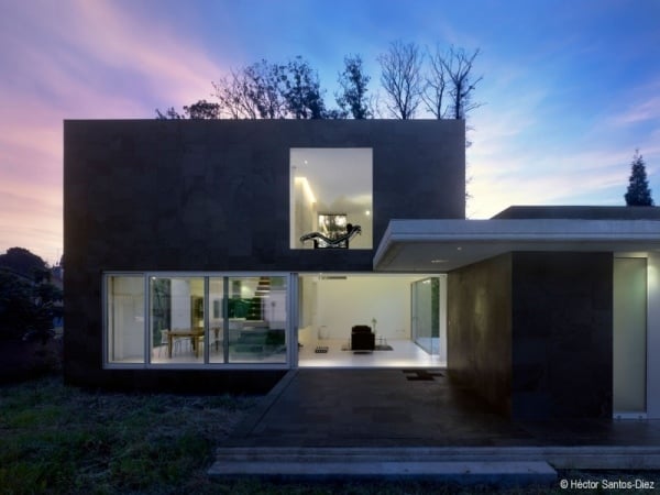 modernes wohnhaus spanien Oscar Pedros dunkle außenfliesen