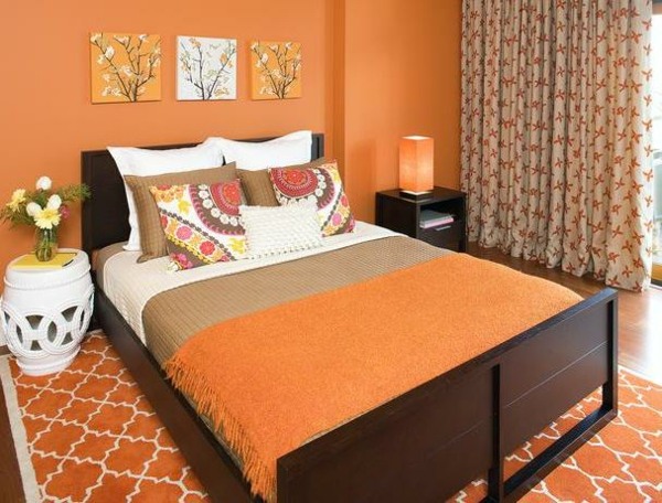 orange Farbe Schlafzimmer Wandgestaltung braune Möbel