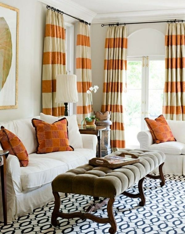 orange weißes Wohnzimmer Gardinen grüne Möbelfarbe