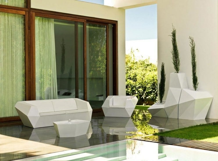 outdoor-moebel-abstrakt-couch-holz-couchtisch-sessel-terrasse-einrichtung