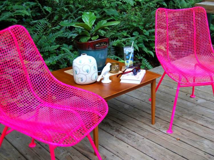 outdoor-moebel-neon-pink-metall-stuehle-beistelltisch-minimalistisch