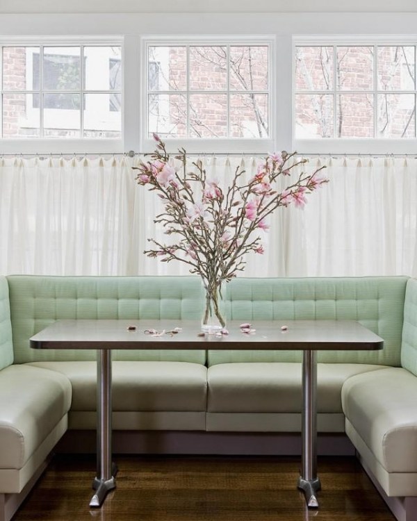 pastellfarben essecke küche mintgrün sofa rosa blüten