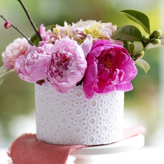 romantische Blumengestecke Rosen weiße Vase 