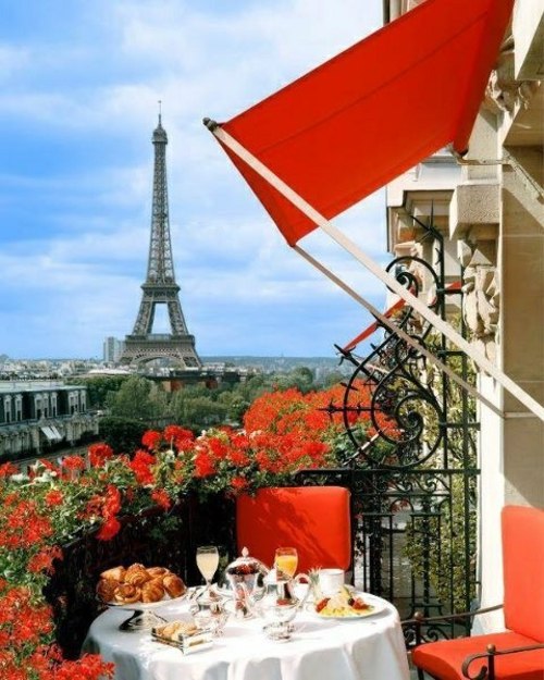 romantischer Balkon Paris rote Blumen Metallgeländer
