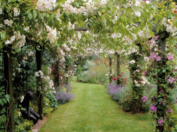 romantischer Garten Holz Pergola Rasen anlegen