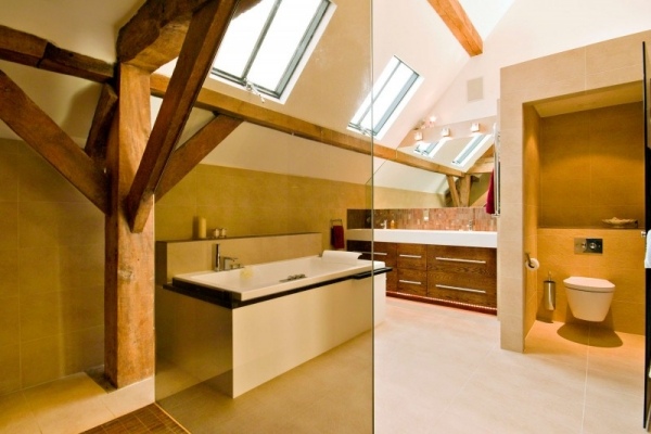 scheune wohnhaus badezimmer dachfenster beige fliesen