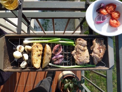 sicher-auf-dem-balkon-grillen-7-vorschriften-leckere-grillparty