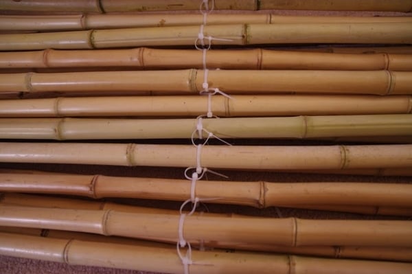 sichtschutz am balkon gestalten aus bambus bambusstangen befestigen