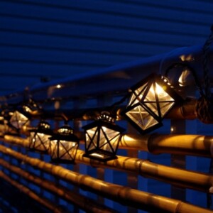 sichtschutz-am-balkon-bauen-aus-bambus-dekorative-lampen