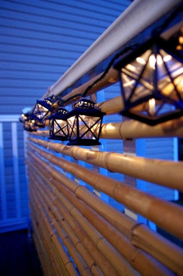 sichtschutz am balkon bauen aus bambus lichter aufhängen
