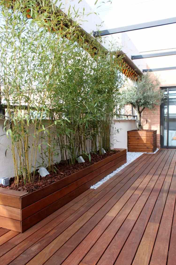 sichtschutz-balkon-bambuspflanzen-holz-terrasse-verglasung-baeume