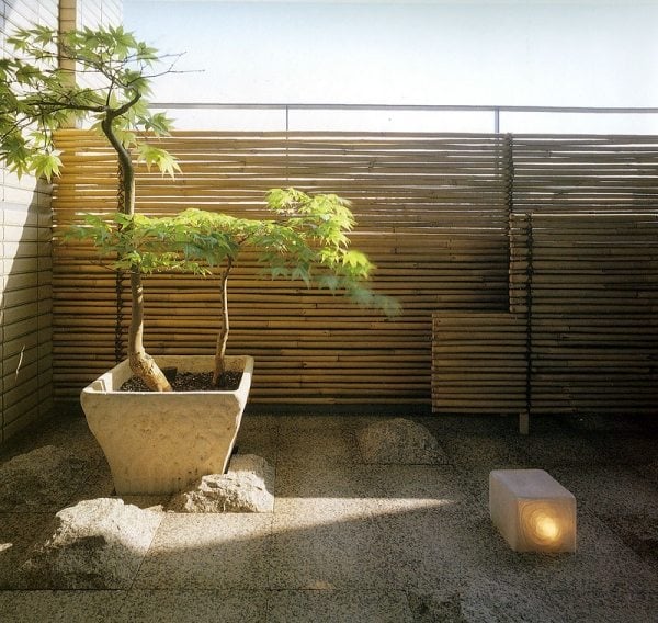 sichtschutz für den balkon bambusstäben steinfliesen japanischer kiefer