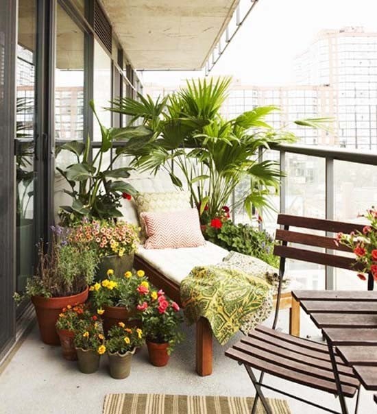 sichtschutz balkon pflanzen umgeben liege