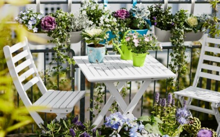 sichtschutz für den balkon weisse gartenmoebel blumen gelaender deko